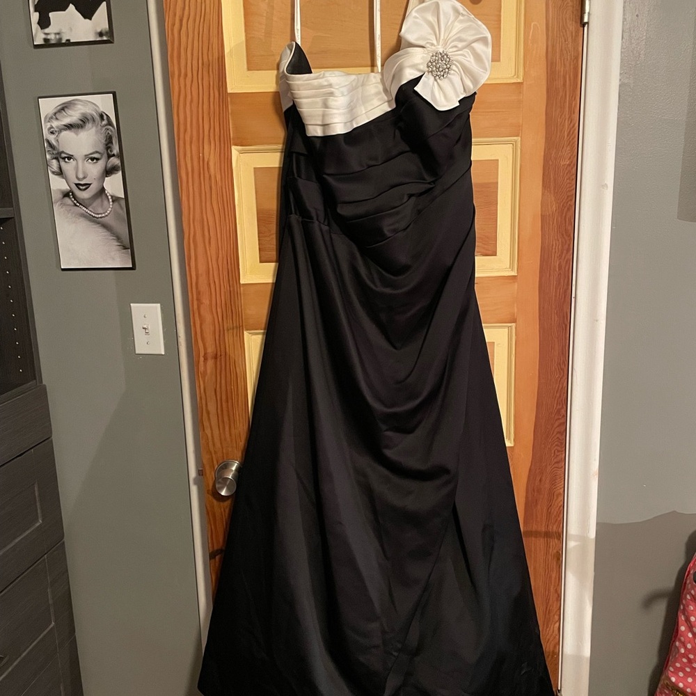 David's Bridal Black and White Asymmetrical Formal Evening Gown Dress with Tulle